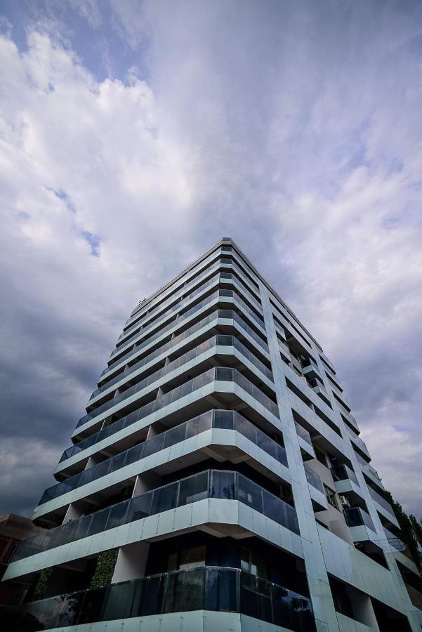 John's Luxury * Mamaia